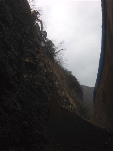 セーフティークライマー工法　岡山県道新見川上線崩落現場